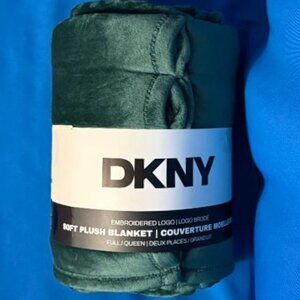 NEW NWT DKNY EMBROIDERED LOGO GORGEOUS GREEN SOFT PLUSH FULL / QUEEN BLANKET